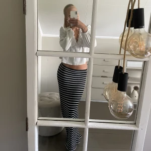 Randig långkjol - Säljer nu min randiga långkjol! Jag är en strl s men skulle säga att kjolen passar på xs-M eftersom den är sjukt stretchig! Hör av er om ni har några frågor! Köp direkt för 250kr eller ge prisförslag🫶🏻