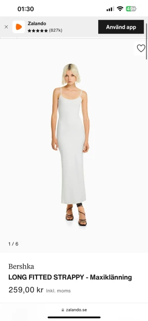 Vit Klänning  - Säljer denna vita fina klänningen från bershka. Aldrig använd, enbart testad. Skriv för fler bilder eller frågor🫶🏼