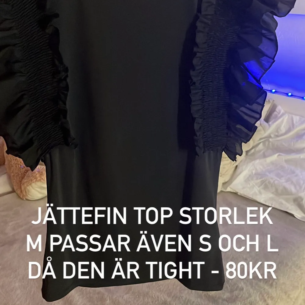 Info står på bilden och bilden är tagen från mitt insta konto där jag säljer kläder och annat men tänkte lägga ut allt här också!! Det ska stå stretchig inte thigt. Toppar.