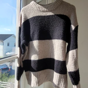 Stickad tröja - Superfin stockad tröja. Perfekt till exempelvis en kjol. Bedömmer att den passar S/M. Skönt material.