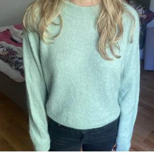 Mint grön stickad tröja ifrån Zara, använd men i väldigt bra skick, Den är super skön och mysig i materialet💗 Kontalata mig vid frågor💗 ( första bilden är lånad) Nypris 400 kr!💗