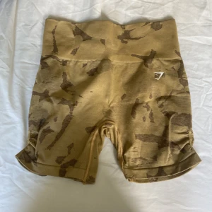 Gymshark adapt camo shorts - Shorts från Gymshark, deras Adapt camo-kollektion. Strl M. Säljer pga fel modell för mig.  Sparsamt använda. 