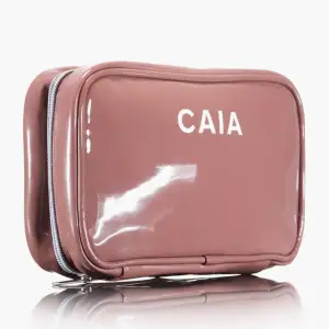 Säljer en smink väska från Caia cosmetics som inte kommit till användning, endast haft ett fåtal sminkborstar i den, så den är i nyskick. Super fin färg nu till hösten och väldigt rymlig, nypris är runt 300:-