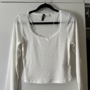 vit topp - Jätte gullig tröja från h&m💕 aldrig andvänd! säljer pga att den inte passade mig så bra, 150kr inkl frakt❣️