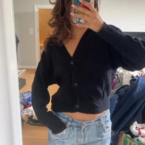 Svart kofta  - Säljer denna svarta vanliga kofta från Zara. Superskönt och supersnygg. Passar till allt. 😊