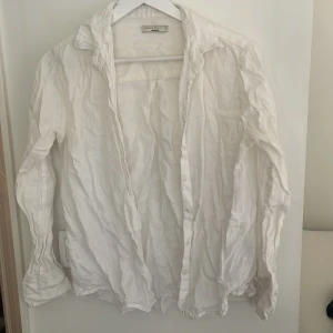 Linneskjorta - Några gula fläckar som syns mest från insidan. Kommit i tvätten 
