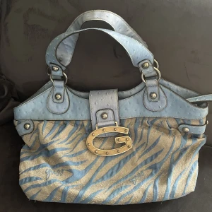 Handväska  - Så fin guess handväska, får plats med mycket B:42 H:29. Köp sker via ”köp nu”