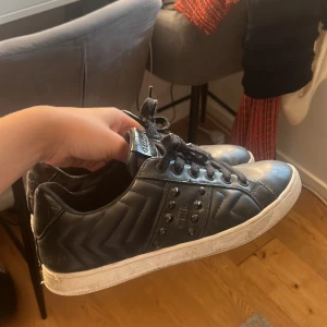 Guess skor  - Svarta guess skor med nitar!!💞💞