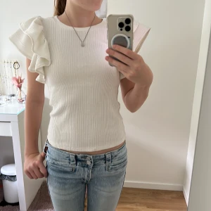 en fin tröja!! - hej!! jag sälljer denhära t-shirt då den är för liten och inte andvänds. bra sikt och knapt andvänd 💗skriv till mig om ni har några frågor 