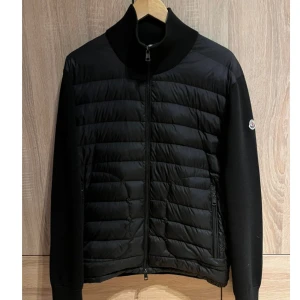 Moncler Cardigan  - Säljer denna fina moncler cardigan i storlek M. Den är använd men fortfarande bra skick och är perfekt nu till hösten. Priset är ej fast och skriv om du har några frågor!