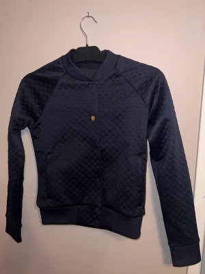 JACKA💋 - jag säljer denna jacka jätte fin använd max 3 gånger från ps of Sweden köpt för 1000kr 