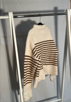 Stickad tröja från Zara - Säljer min älskade stickade tröja från Zara pga pengarbrist. Sitter skitsnyggt overzied och i bra kvalite. Nypris 799 och kan inte köpas längre