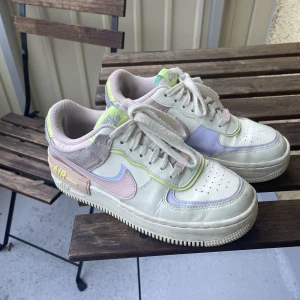 Nike air force strl 38 - Färgglada Nike air force i storlek 38. Köpta på sneakerspoint i Göteborg.  Skriv vid frågor 😊
