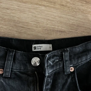 Hej jag säljer dessa svarta jeans 💞 - Aldrig använda då ja köpte fel storlek, de har två hål på knäna och är i väldigt bra skick 🤍