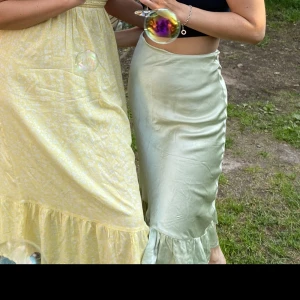 Grön längre kjol Other stories  - Grön längre kjol i satin-liknanade material från Other stories. Färgen är mest lik första och andra bilden. Bra skick! 💚 säljes då den tyvärr är för liten för mig! 