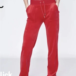 Röda juicybyxor - Säljer/intressekoll på mina juicybyxor i strl xs. De är i jättebra skick utan några defekter. Säljer för vill ha en mindre strl så kan även tänka mig att kanske byta.💕