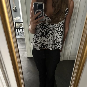 Topp zara  - Säljer denna söta topp, köpt second hand men är från Zara. Bra skick!