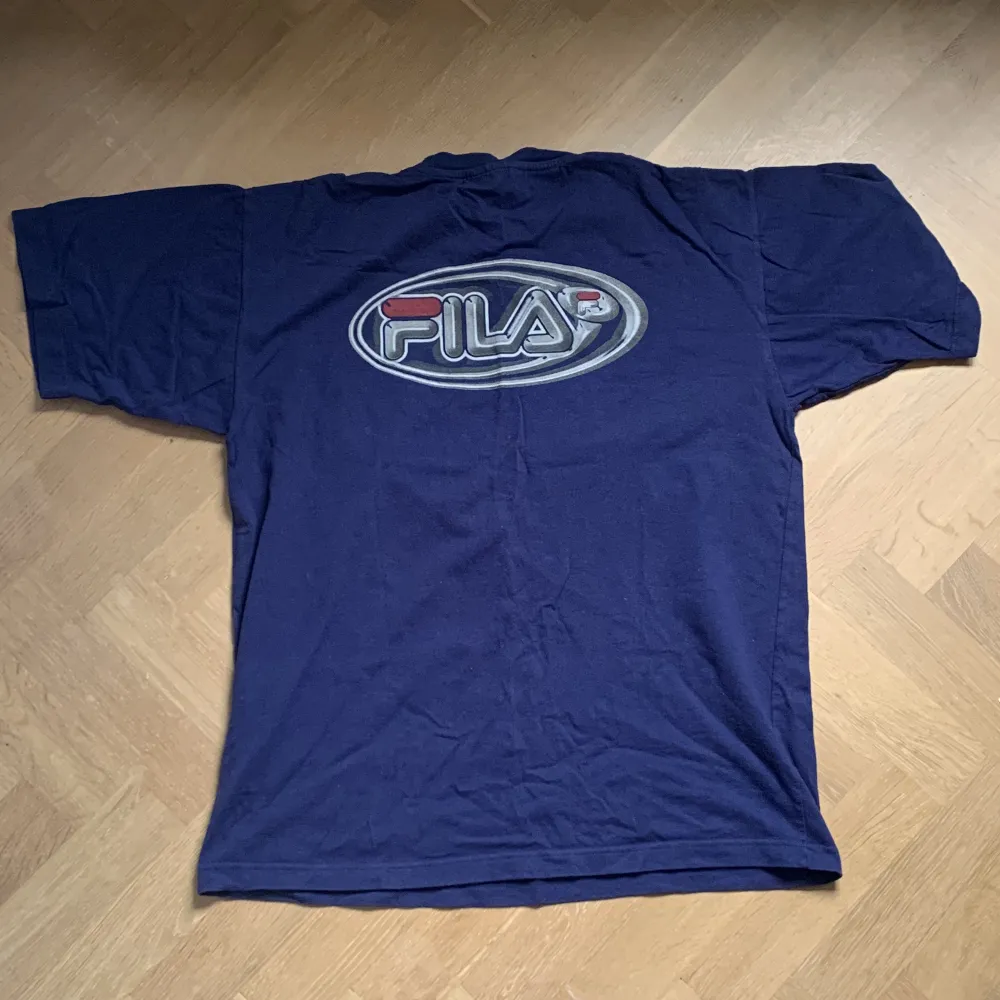 T-shirt från Fila köpt på humana för några månader sen :) jättefin kvalitet, sitter oversized på mig som har storlek S. T-shirts.