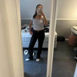Jeans - Fina jeans ifrån bikbok, lågmidjade men skulle säga att dem är mid waist!!❤️