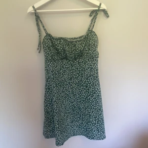 Grön klänning - Superfin grön klänning från Hm. Knappt använd 