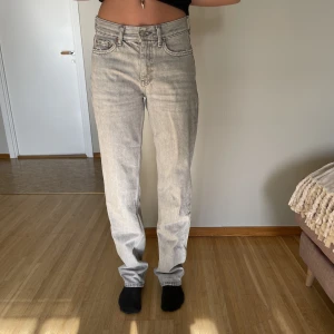 Lågmidjade jeans  - Ett par lågmidjade jeans från Gina, säljer som så dom är alldeles för stora och ej kommer till användning💕