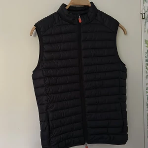 Save the duck väst - Save the duck väst i nyskick.