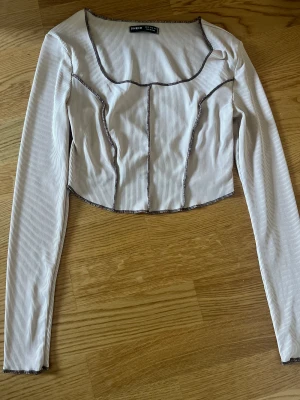 Tröja - Tun beige och bruna detaljer tröja. Köpt på shein.
