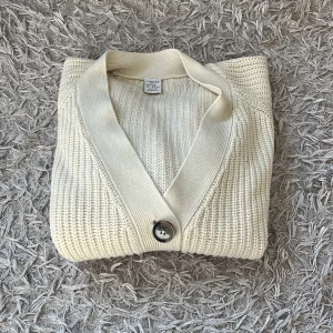 Stikad tröja - En jättefin stikad tröja med knappar i ett jättefint skick
