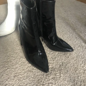 Glansiga boots - Med klack