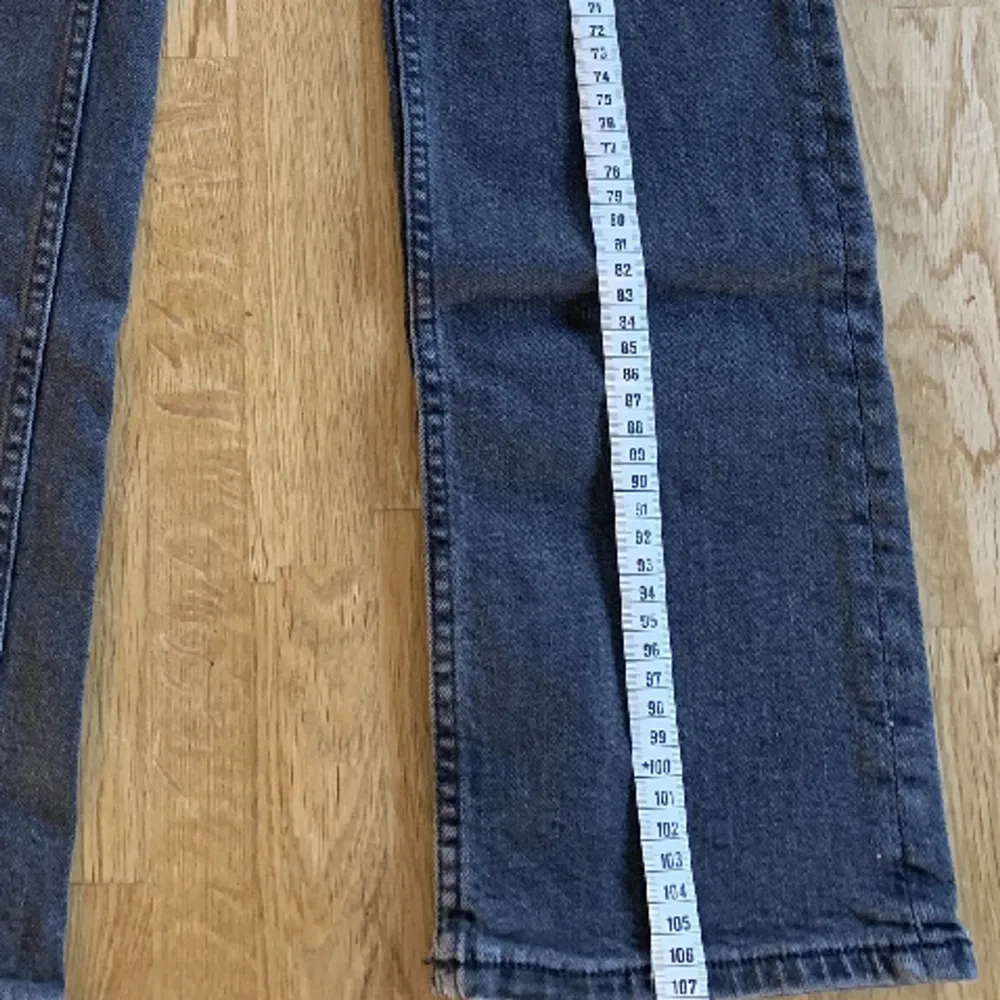 Klassiska svarta midwaist jeans som passar perfekt till hösten. De är i storlek 32. Längden på byxorna är 107 cm vilket syns på sista bilden. . Jeans & Byxor.