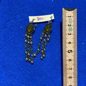 Örhängen - Eleganta örhängen i grönton, med halvädelsten och glaspärlor. Oanvänt.