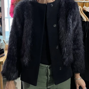 Pälsjacka bomber Filippa K - Jättefin pälsjacka ”Lana” från Filippa K. Liknar bomberjacka i passformen. Fint skick. Stl S, jag är 175 för preferens. Skriv för fler bilder/info!