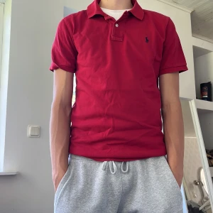 Ralph lauren piké  - Tja Säljer en Ralph lauren piké i ett ass bra skick,9/10, inga defekter alls. Pikén sitter bra på dig som är 1,70 till 1,80. Kom privat för fler bilder eller frågor. Allt gott, MVH Simon