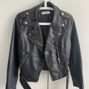 Skinnjacka - En svart skinnjacka köpt från Nelly i storlek 36. Använd fåtal gånger. Mycket bra skick.