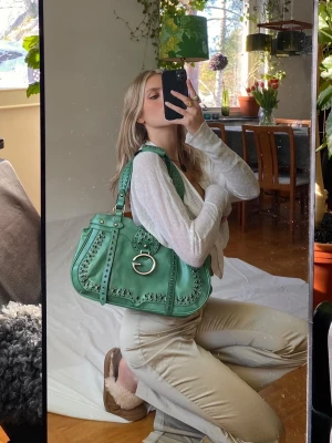 Guess väska - Lånade bilder från tidigare säljare, Så snygg, inte alls sliten eller liknande utan använder den tyvärr för lite! Köpt på secondhand, går att pruta :)