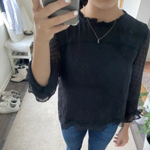 blus - Säljer denna jättefina blus från Pigalle. Köp för 400kr. Skriv för fler bilder💕