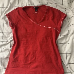 Röd tröja🎱🪩❣️ - Skitsnygg röd tröja❤️den är inte stor men inte liten heller så den sitter jättefint❤️