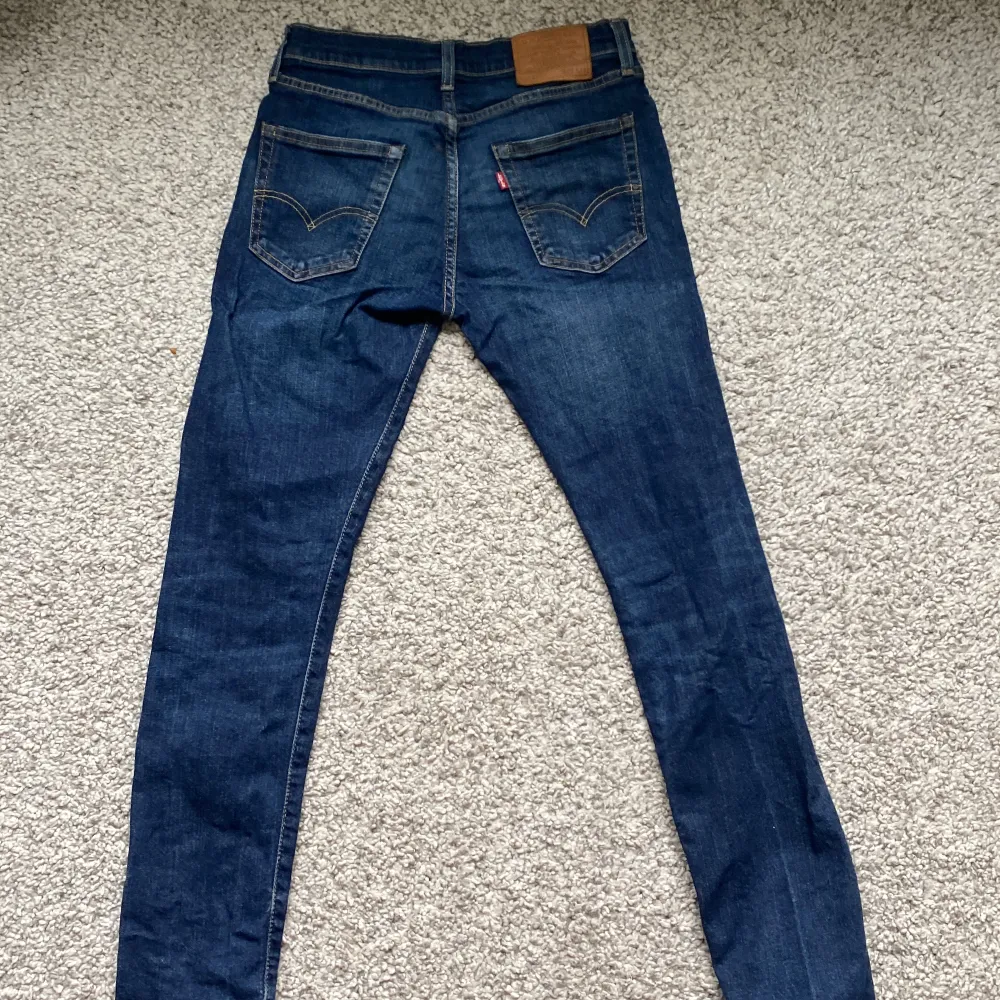 Blåa Levis jeans i väldigt bra skick, ser ut som nya.  Storlek: W29, L34   Nypris: 1299kr.  Mitt pris: 299kr.  Kan tänka mig att sänka pris vid snabb affär. Jeans & Byxor.