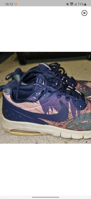 Färgglada Nike Air  - Supercoola och bekväma nike air! Bra skick, inga hål. Säljs inte längre!