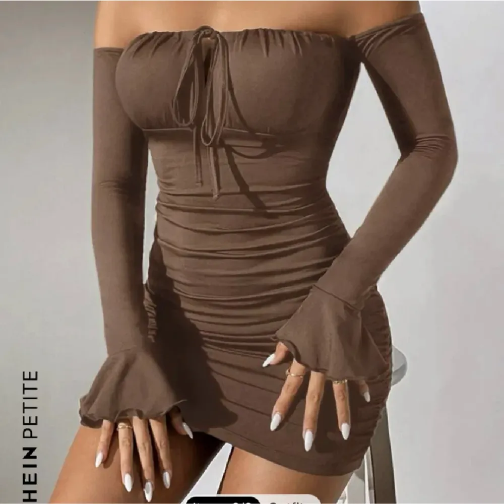 En brun klänning som har varit använd vid ett tillfälle🫶 Är väldigt snygg men passade inte min smak så säljer den😊. Klänningar.