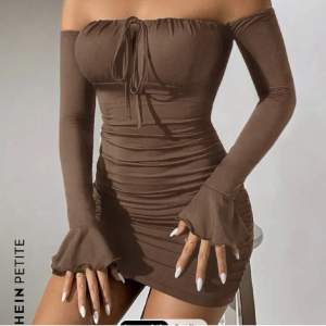 En brun klänning som har varit använd vid ett tillfälle🫶 Är väldigt snygg men passade inte min smak så säljer den😊