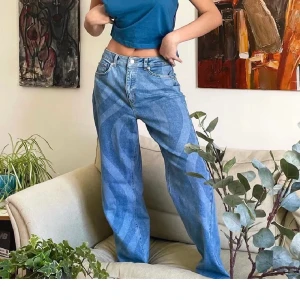 Mönstrade jeans - Svinsnygga mönstrade jeans! Lite baggy modell! Bild 1&2 lånade! Oanvända av mig och i jättebra skick! 