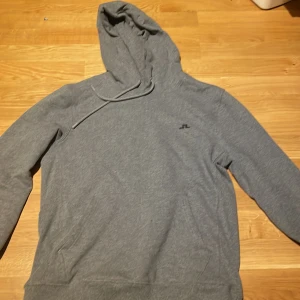 J Lindeberg  - Säljer min j lindeberg hoodie för att den inte kommer till användning. 