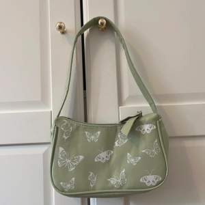 Ljusgrön handväska med fjärilar på, aldrig använd!