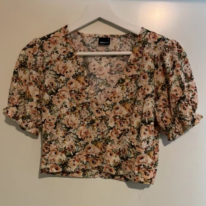 Blommig topp från Gina - Söt sommartopp med blommigt mönster och sudda detaljer, super söt men tyvärr lite för liten för mig. Använd men i gott skick!
