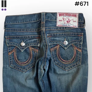 true religion #671 jeans - True Religion jeans i model Rainbow Joey 💜 Tag 31W 💜Midja (rakt över) 44cm 💜 Innerben 78cm 💜 Ytterben 107cm 💜 Benöppning 26cm 💜  💜Våra mått blir W=34 och L=30 💜 Men jämför alltid måtten med dina bästa jeans💜671