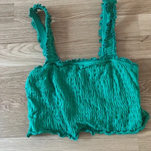 Grön tubtop  - Grön croppad topp med volanger. (Köparen står för frakten)💚