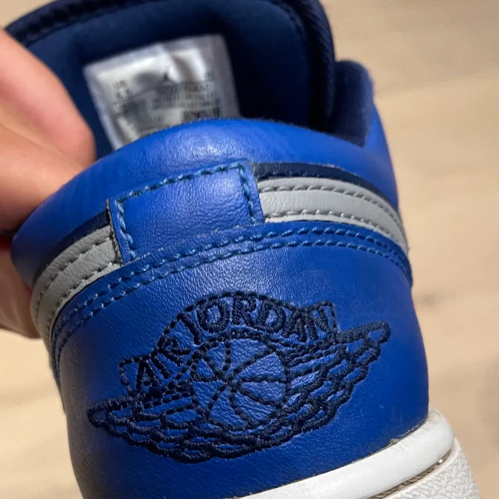 Låga Jordan 1s, skick 7,5/10. Skor.