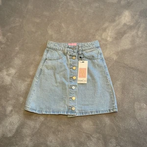 Jeanskjol - Jättefin, oanvänd jeanskjol med lapp kvar💗Den är lite mindre i storleken så skulle nog säga att stl 34 är som 32💗💗Pris kan diskuteras!