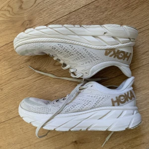 Hoka clifton - Säljer nu mina älskade hokas i strl 37 1/3. Använda därav pris, men fortfarande fina 🤩nypris ca 1700kr skriv vid frågor! 